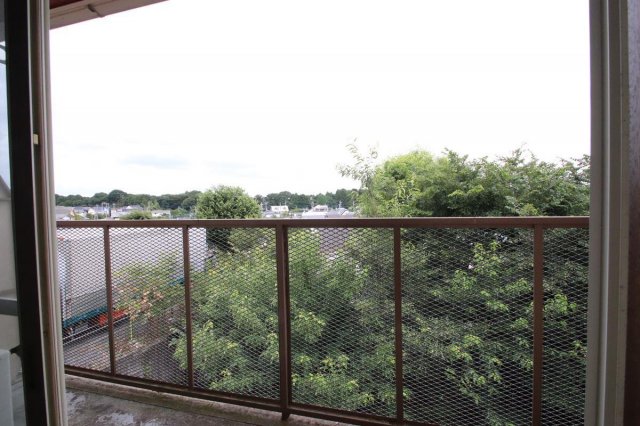 バルコニー　高台の為、視界は抜けています。