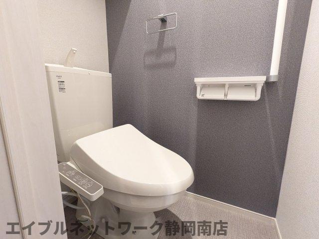 トイレ　落ち着いた色調のトイレです
