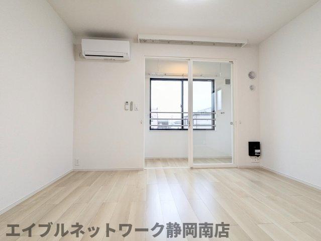 居室・リビング　こちらのリビングで趣味の時間をお楽しみください