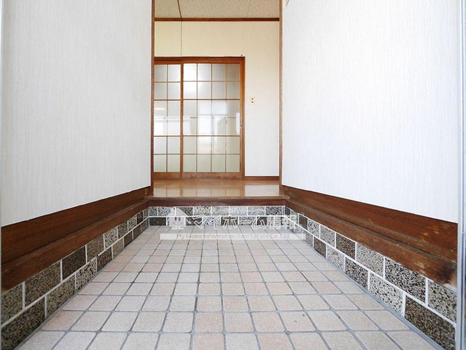 玄関　落ち着いた雰囲気の玄関があなたを出迎えます。