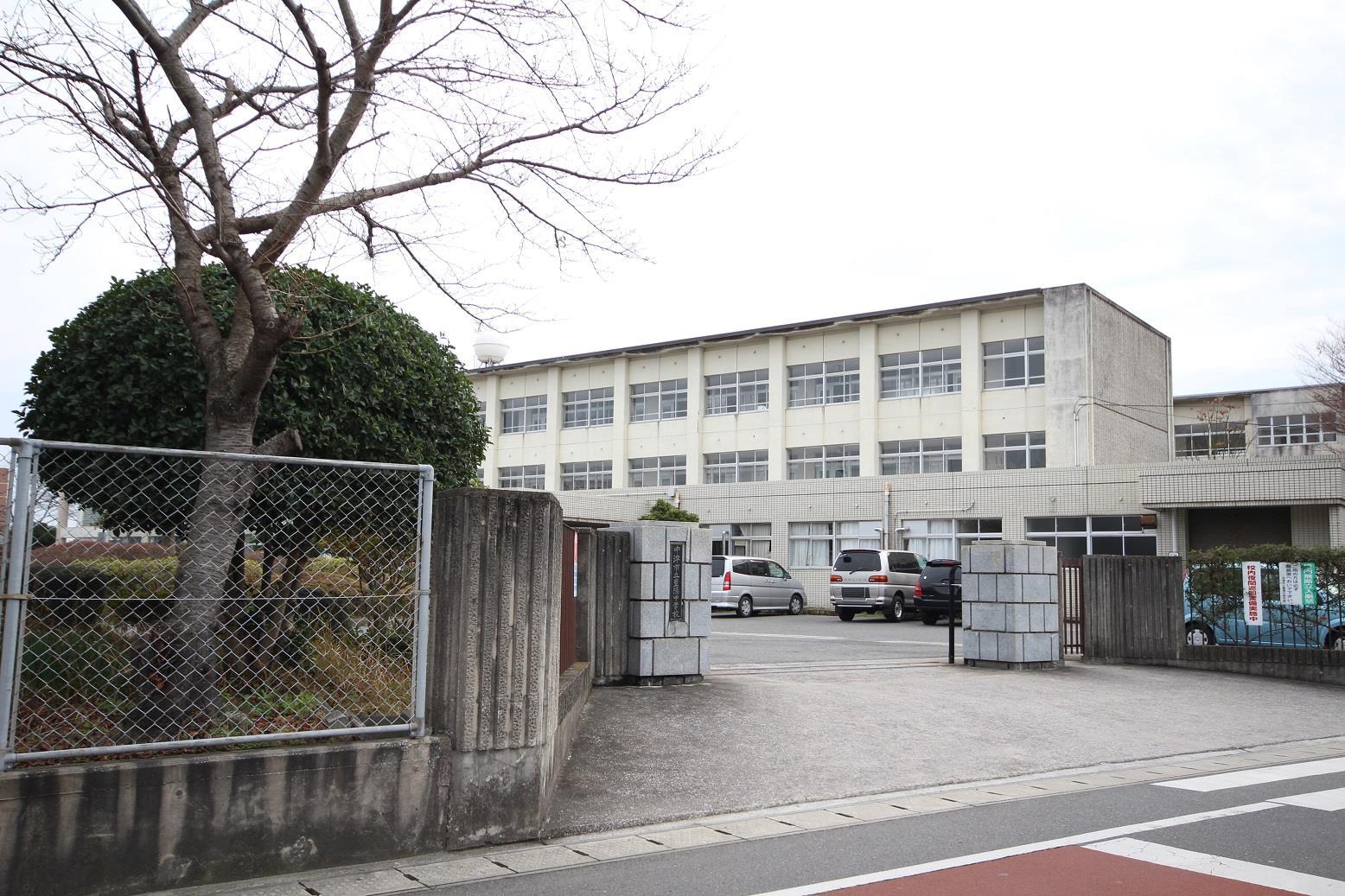 【ラーク豊田町Iの中学校】