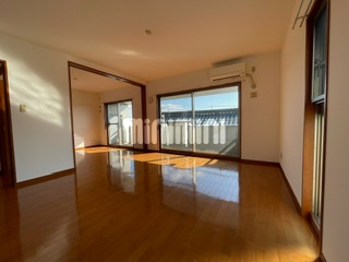 居室・リビング　日が差し込むリビング