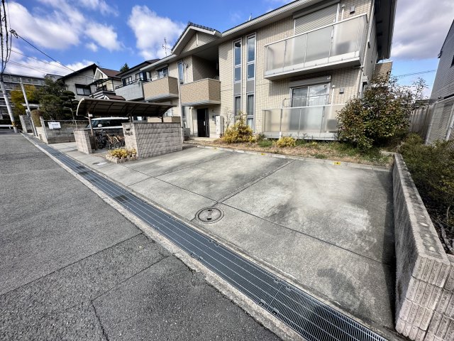 【富田林市小金台のアパートの駐車場】