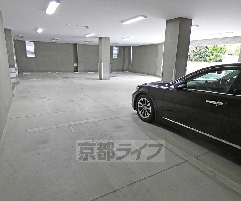 【京都市北区衣笠総門町のマンションの駐車場】