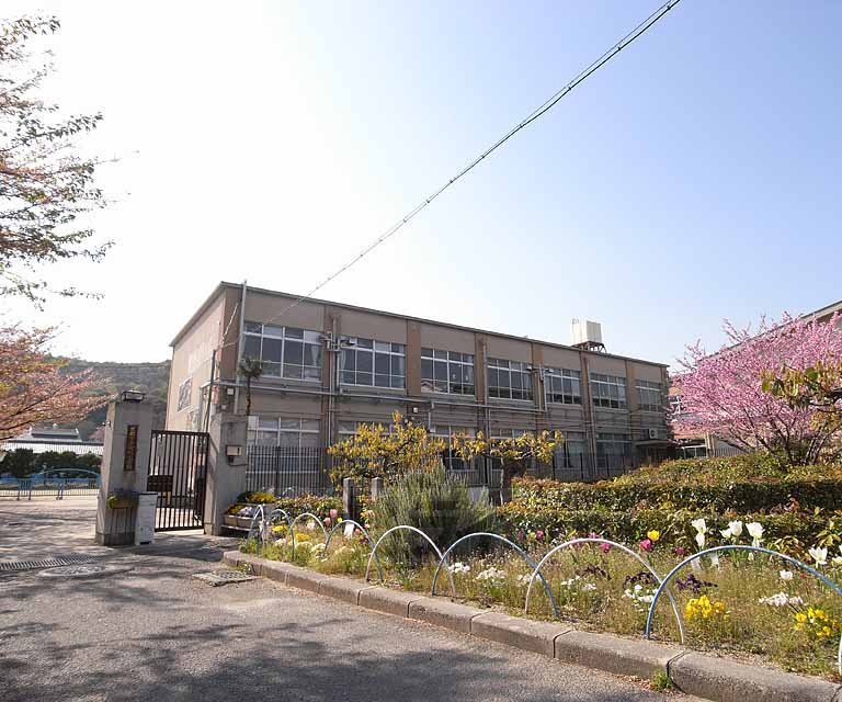 【京都市北区衣笠総門町のマンションの小学校】