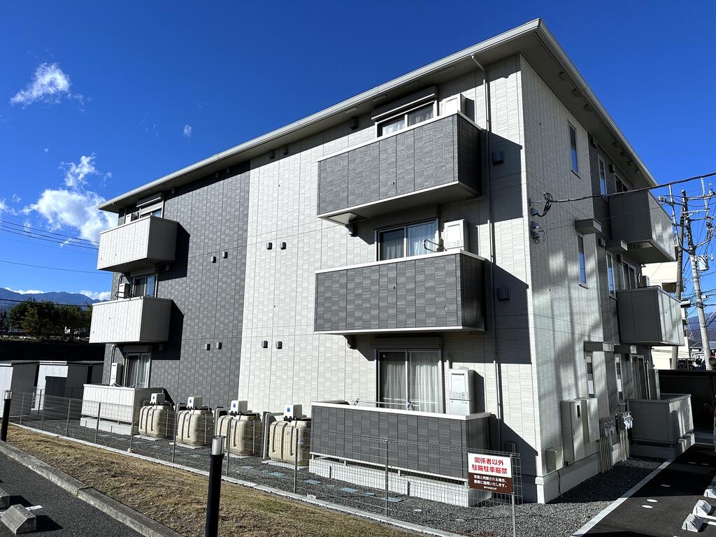 中巨摩郡昭和町西条のアパートの建物外観