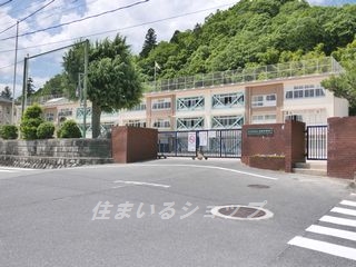 【安芸高田市吉田町常友のアパートの小学校】