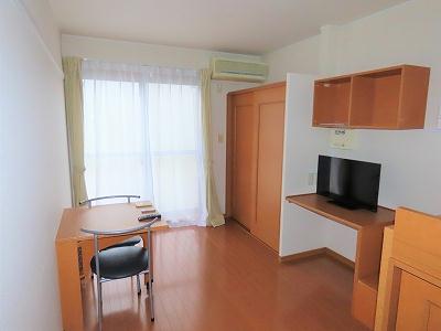 居室・リビング　カーテンやテーブル、テレビも備え付けです