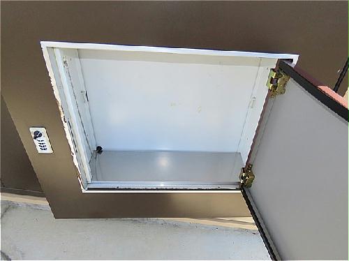 玄関　玄関扉に宅配ボックスあり