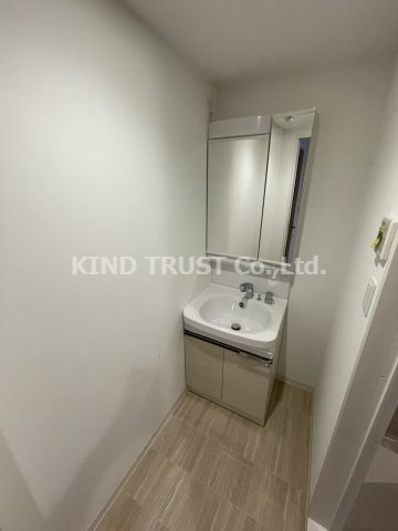 洗面設備　ゆったりとスペースのある洗面所