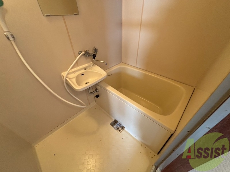 バス・シャワールーム　バスルームは狭すぎず、シャワーも浴びやすそうです。