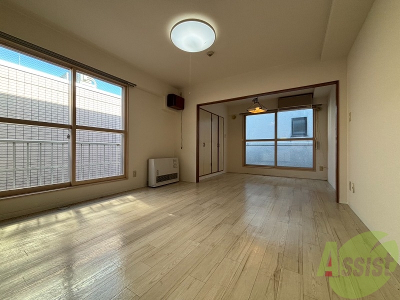 居室・リビング　白さが清潔感を出してくれます。お部屋も明るいですね。