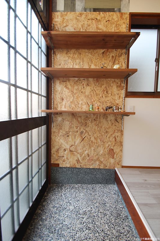 その他設備　玄関には何かと便利な可動棚付き！