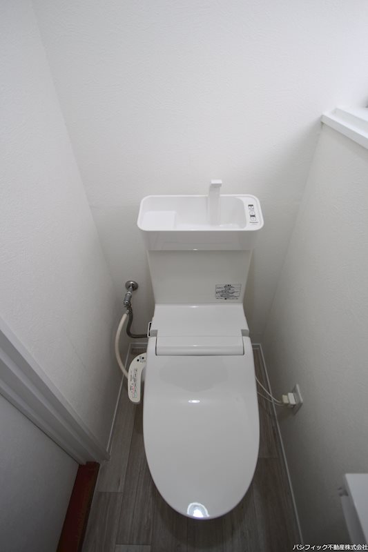 トイレ　窓付きです