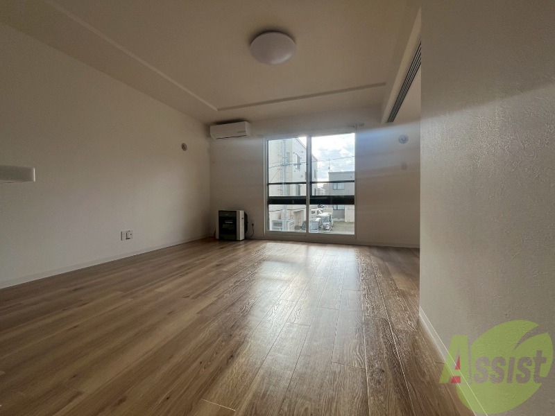 居室・リビング　フローリングと壁のカラーが明るい雰囲気ですね！