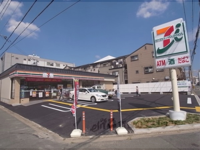 コンビニ　セブンイレブン西院月双町店（コンビニ）まで400m