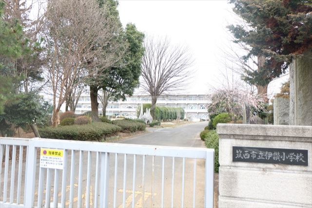 小学校　伊讃小学校（小学校）まで2258m