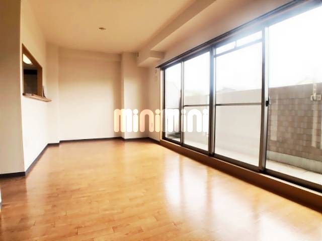 居室・リビング　洗面台横に洗濯機置き場があります