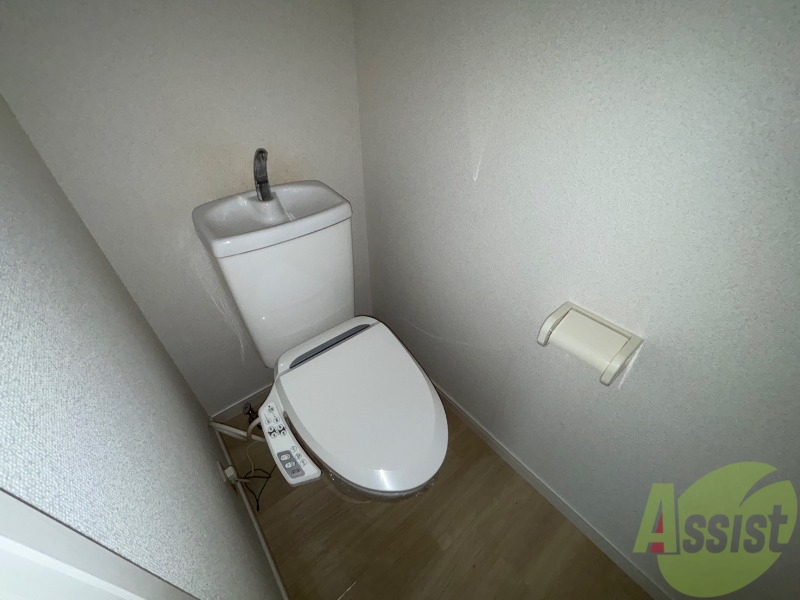 トイレ　トイレはウォシュレット付きで、広々としています。