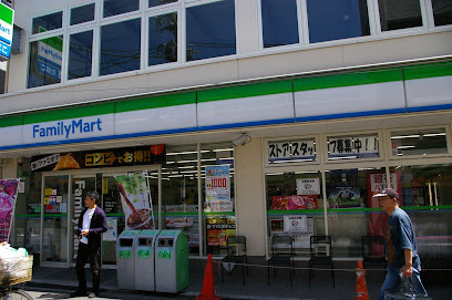 コンビニ　ファミリーマート 平間駅前店（コンビニ）まで981m