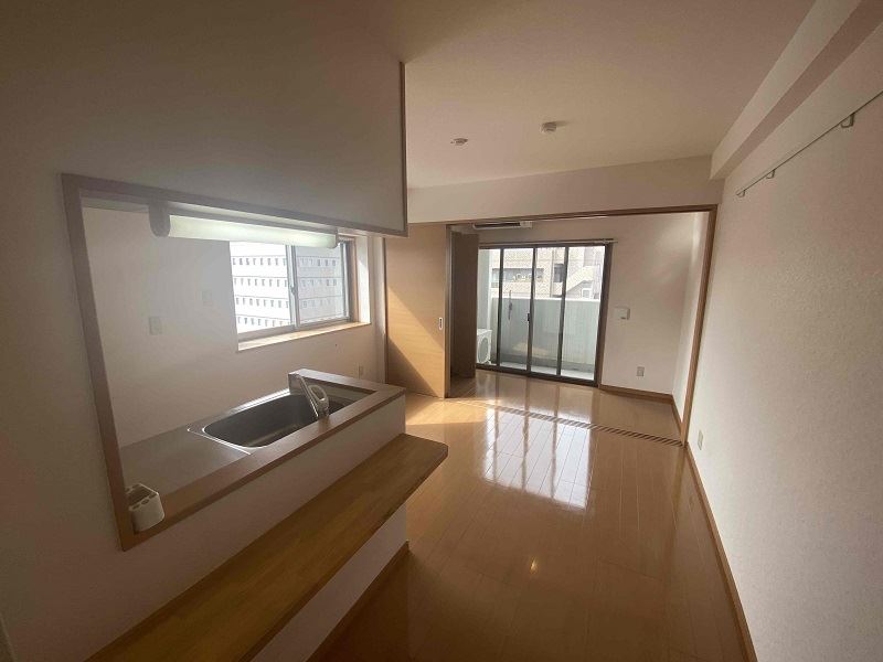 居室・リビング　９．３畳のＬＤＫと２．４畳の洋室です