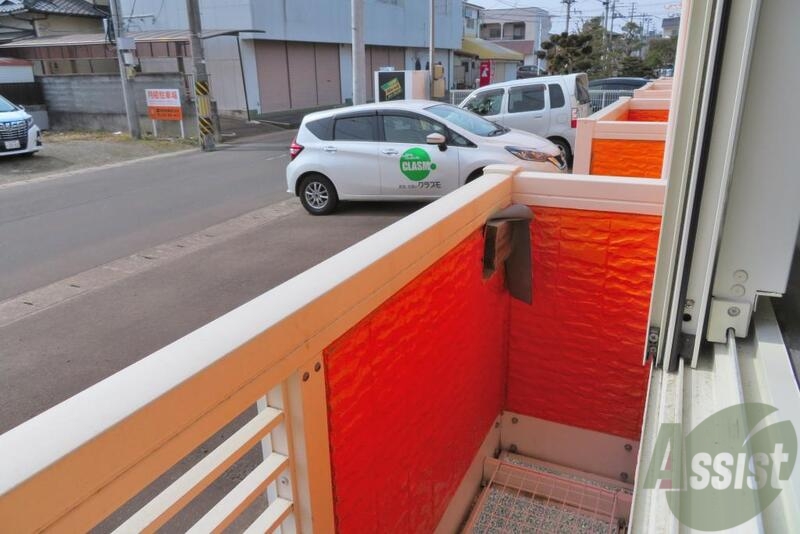 バルコニー　赤いバルコニーは可愛らしくて、いいですね。