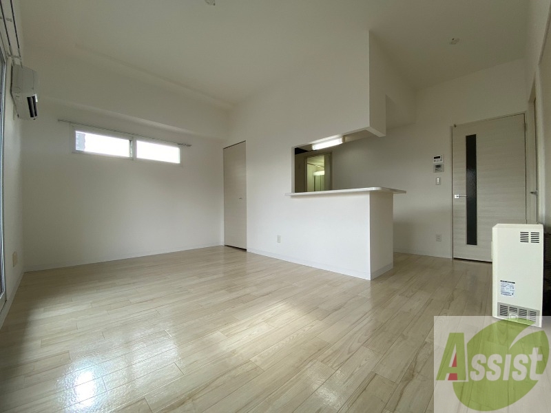 居室・リビング　白さが清潔感を出してくれます。お部屋も明るいですね。