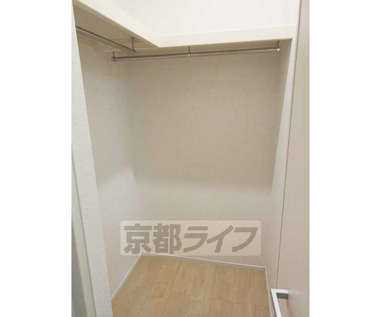 収納　洋服もたくさんかけられます。