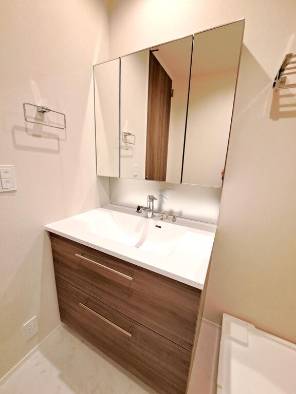 洗面設備　●人気の三面鏡洗面台です！身支度はこちらで！