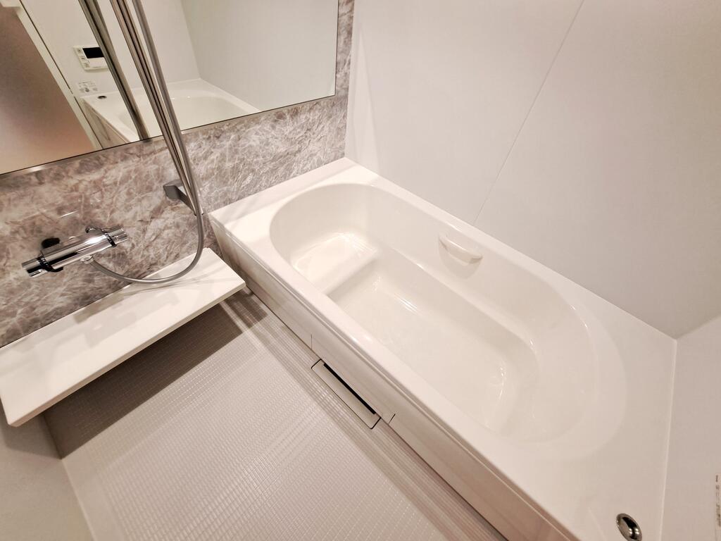 バス・シャワールーム　●追焚き・浴室乾燥機付きバスルーム