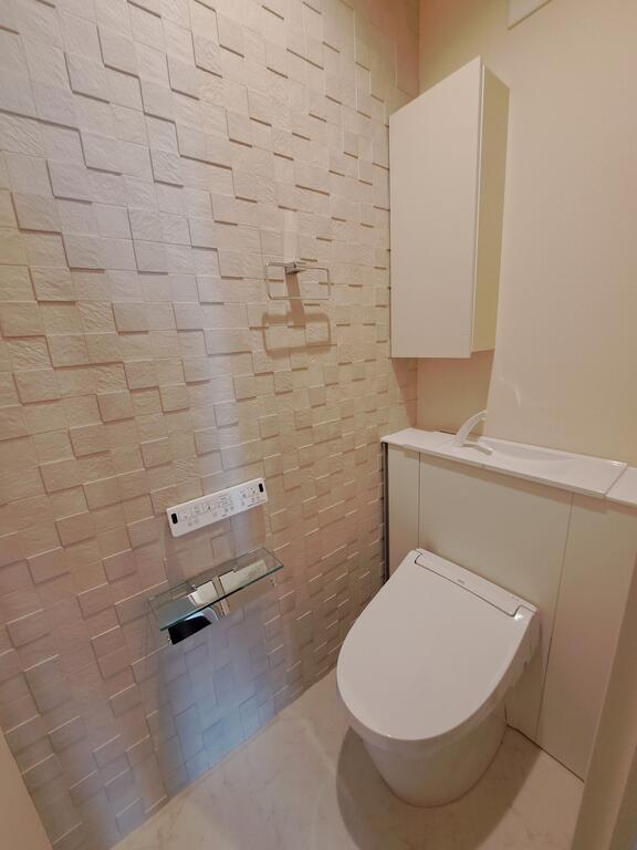 トイレ　●タンクレスのおしゃれなトイレスペース！