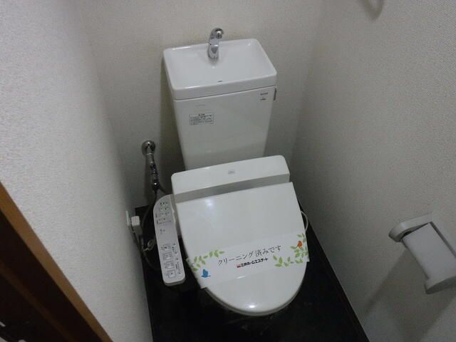 トイレ　落ち着いた色調のトイレです