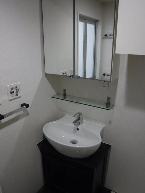洗面設備　明るい洗面所です
