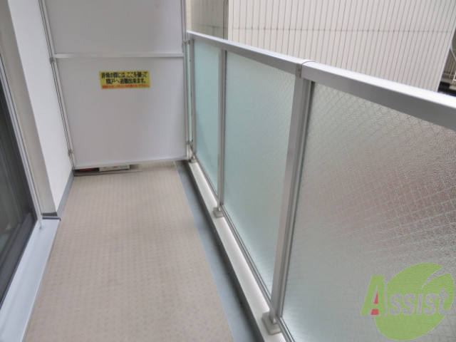 バルコニー　バルコニー。洗濯物がはかどりそうな広さがありますよ。