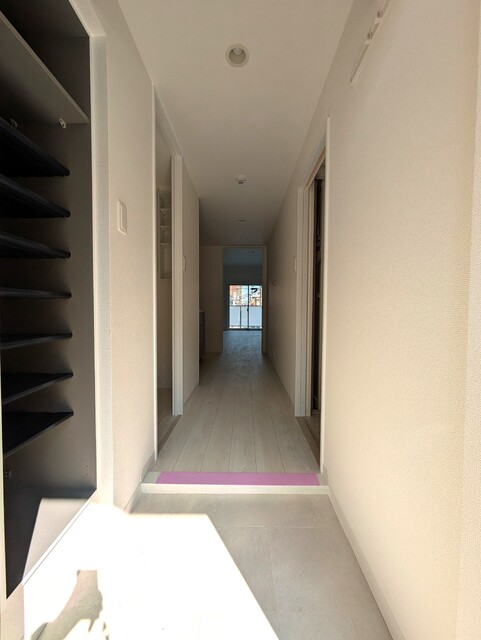 玄関　建築中の２０２号の写真