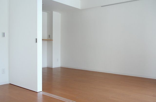 居室・リビング　落ち着いた色合いで統一された居室空間です