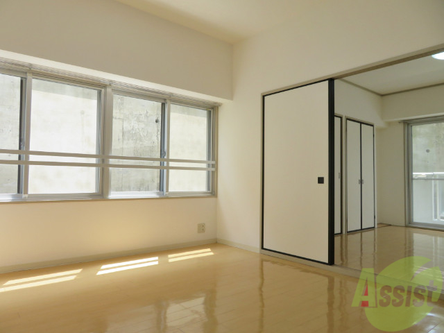 居室・リビング　リビングはこんな感じです。窓が大きくてよく陽が入ってきます。