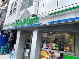 コンビニ　ファミリーマート 南青山六丁目店（コンビニ）まで69m