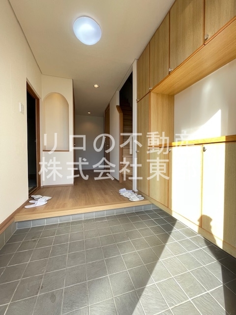 玄関　玄関には下駄箱があるのでスッキリとした空間を保てます