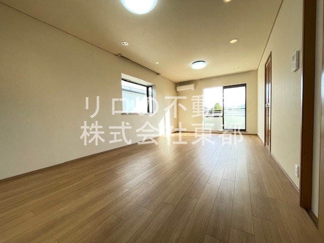 居室・リビング　採光と通風に優れた、開放感溢れるリビング♪