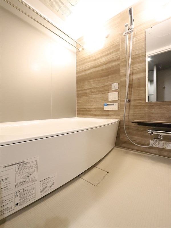 バス・シャワールーム　浴室暖房乾燥機付　追い焚き・オートバス機能付お風呂