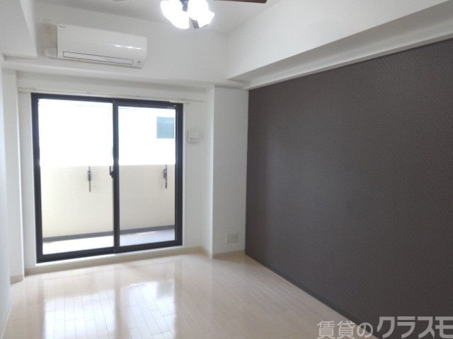 居室・リビング　窓からの光がいい感じです。