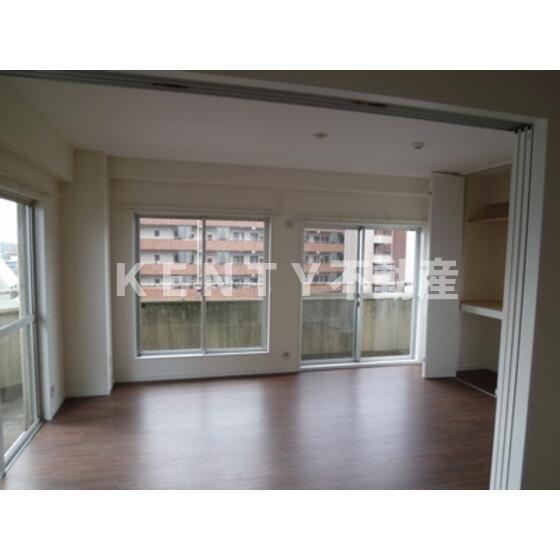 居室・リビング　こちらのリビングで趣味の時間をお楽しみください