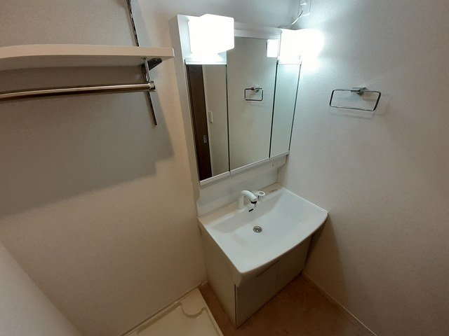 洗面設備　明るい洗面所です
