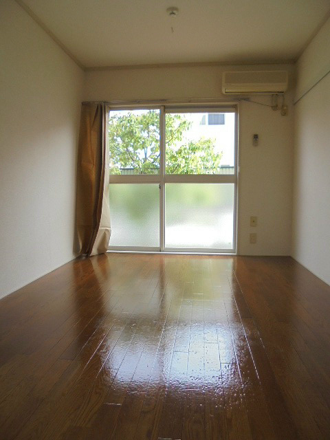 居室・リビング　写真は101号室です(参考)