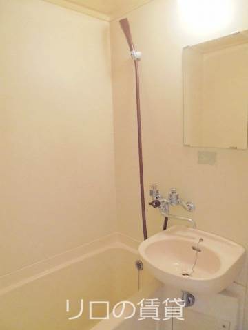 バス・シャワールーム　ミラー付き洗面です