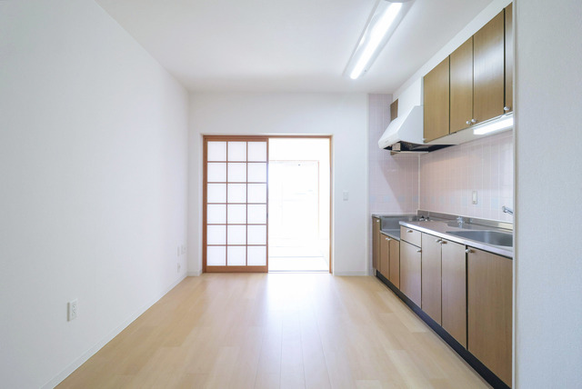 キッチン　木目調で温かみが感じられるキッチン