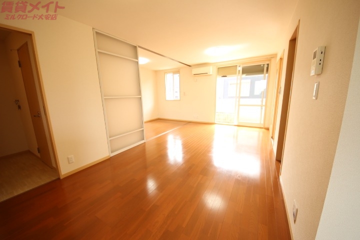 居室・リビング　別部屋反転写真です