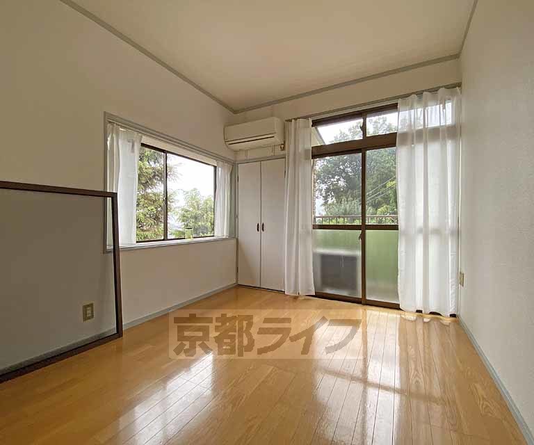 居室・リビング　自然豊かなで静かなエリアにある大型バイク駐輪可能な物件です。