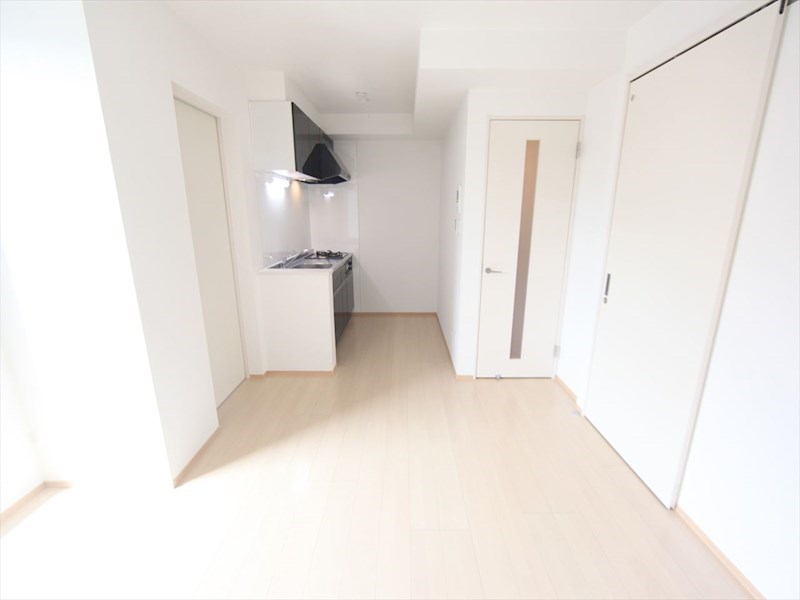 居室・リビング　ＬＤＫ9.4帖　システムキッチン　2面採光　バルコニー